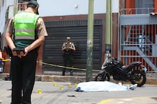 Chorrillos: Motociclista es asesinado de más de veinte balazos por sicarios en otra moto | VIDEO