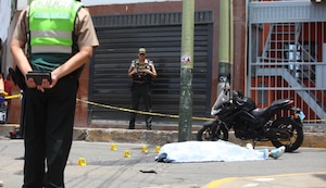Chorrillos: Motociclista es asesinado de más de veinte balazos por sicarios en otra moto | VIDEO