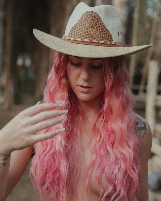 Conozca un poco más de Ducelia Echevarría, la modelo nacida en Pozuzo que fue ampayada con un hombre casado.