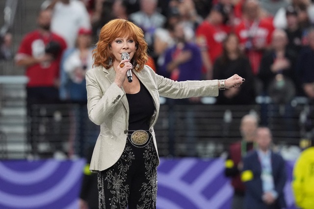 Reba McEntire interpreta el Himno Nacional de Estados Unidos en la previa del Super Bowl LVIII entre Kansas City Chiefs y San Francisco 49ers en el Allegiant Stadium de Las Vegas, Nevada. (Photo by TIMOTHY A. CLARY / AFP)