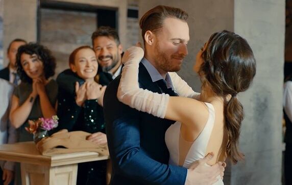 Eda y Serkan se reconcilian. (Foto: Love Is in the Air / MF Yapım)