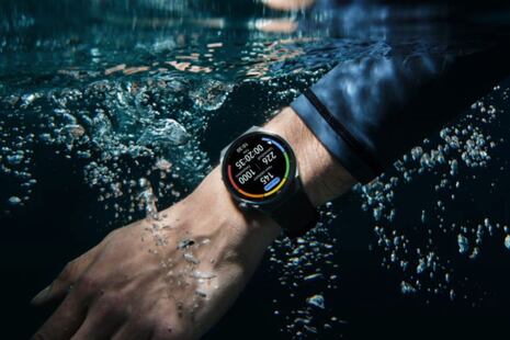 ¿Qué pasa si te metes a bañar con tu teléfono, audífonos TWS o smartwatch?