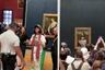 Museo Louvre denuncia al hombre que lanzó una tarta a la Gioconda | VIDEO
