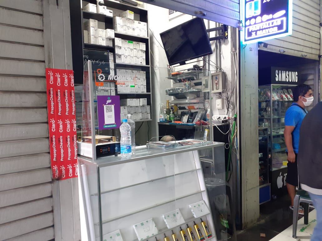 Cuatro delincuentes armados se escondieron dentro de mostradores de ropa, salieron por la madrugada y encañonaron a dos vigilantes de la galería 'Minimarket Santa Rosa' para robar celulares de alta gama de 24 tiendas en una galería. (foto: Mónica Rochabrum)