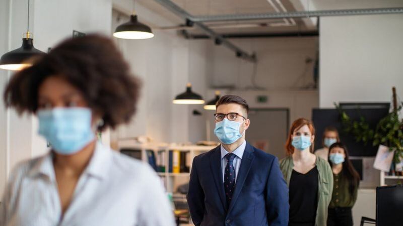 La vacuna es efectiva cuando el 80% de la población está vacunada, precisan los especialistas. Hasta entonces, es importante mantener las medidas de prevención. (Foto: Getty Images)