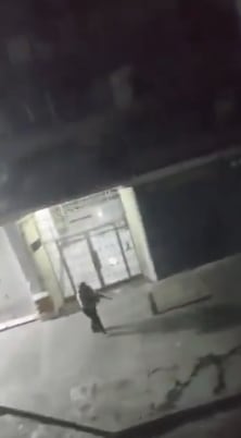 Venezolanos graba a militares del régimen armados en las calles de Caracas, mientras escuchan la ráfaga de disparos.