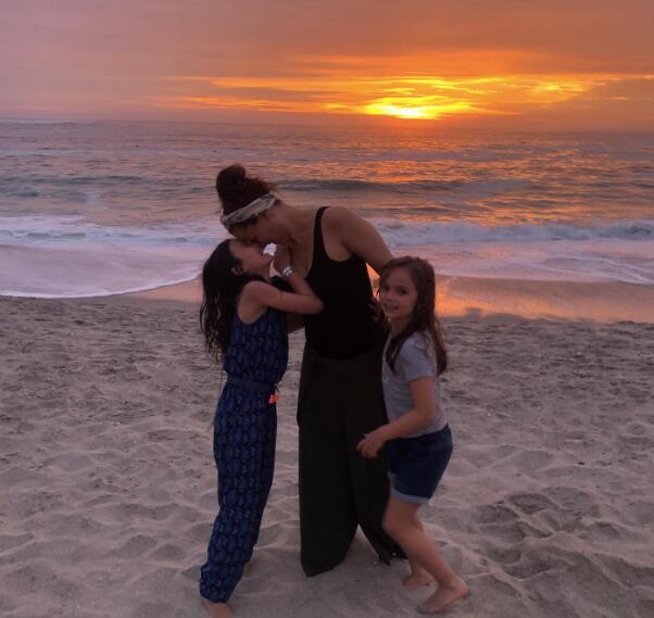 "La maternidad me cambió completamente, mi vida ya no me pertenece ja,ja,ja. Pero es un amor indescriptible el que siento por ellos", comenta la actriz. Foto: Instagram.