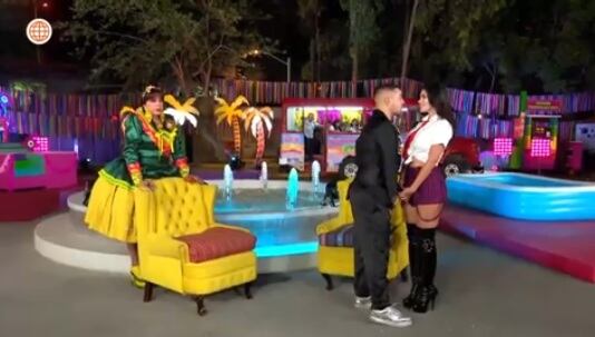 Samantha Batallanos antes de besarse con Álvaro Rod.