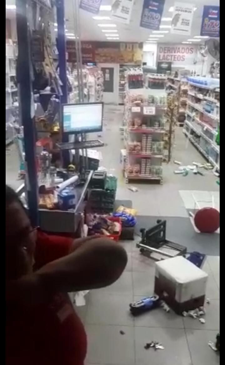 Más de 20 delincuentes usaron la modalidad de ‘la manada’ para ingresar a un conocido minimarket y robar dinero.