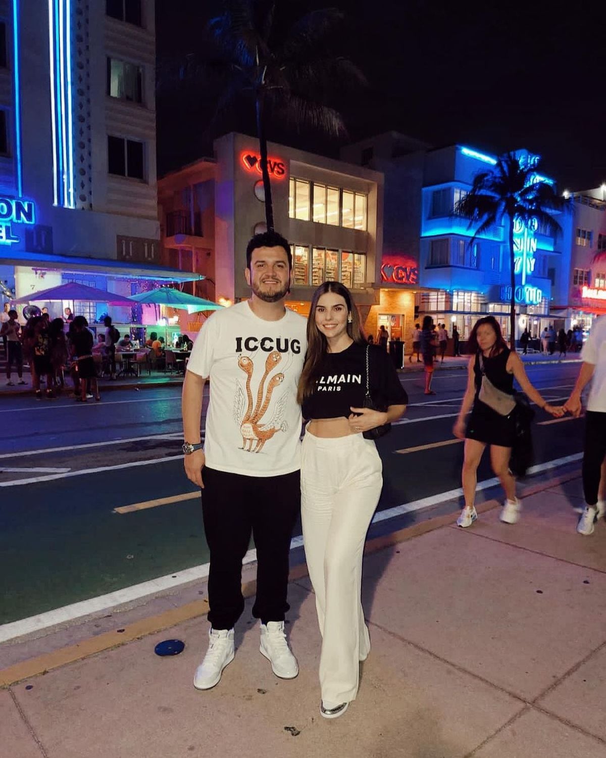 El exintegrante de Calibre 50 junto a su esposa en unas vacaciones en Florida (Foto: Paloma Llanes / Instagram)