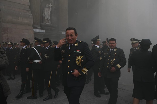Se registró un amago de incendio al costado de la catedral de Lima. Esto provocó una gran humareda en la plaza de armas de Lima. Fotos : jorge.cerdan/@photo.gec