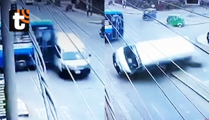 ¡Tragedia en Puente Piedra! Mujer muere tras brutal choque entre bus y combi, cámara captó el preciso instante del impacto