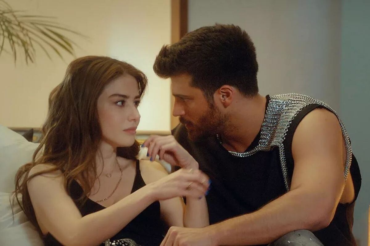 Can Yaman y Özge Gürel protagonizan "El hiombre equivocado" (Foto: Gold Film)