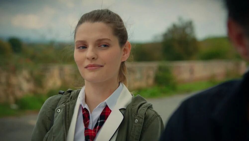 Harika chantajea a Akif en la telenovela turca "Hermanos" (Foto: NG Medya)