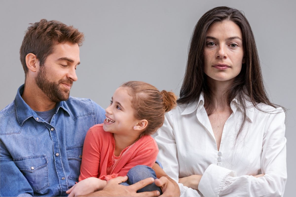 Hablen abiertamente sobre los hijos y la relación que tienen con su padre o madre biológico. Foto: Composición / iStock.
