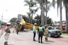 ¡No hubo muertes de milagro! Grúa gigante cae sobre autos en Surco y desata pánico en plena avenida