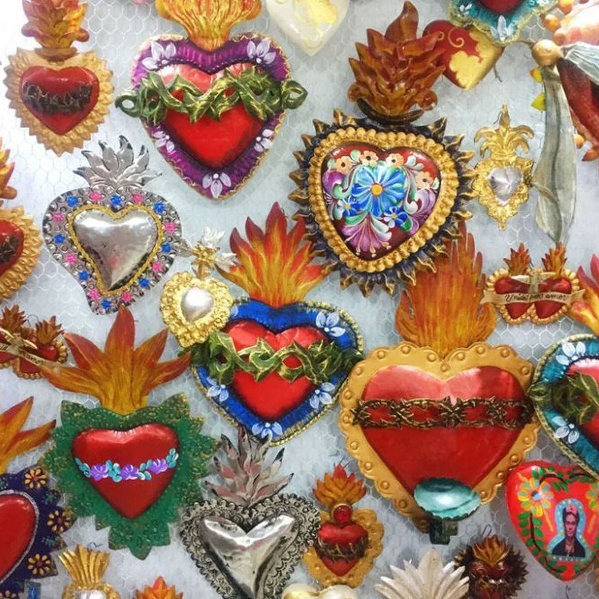 Cientos de figuras de este tipo pero a menor escala y en otro material colgaban del vestido de Ángela (Foto: Twitter/@anasanguinx_)