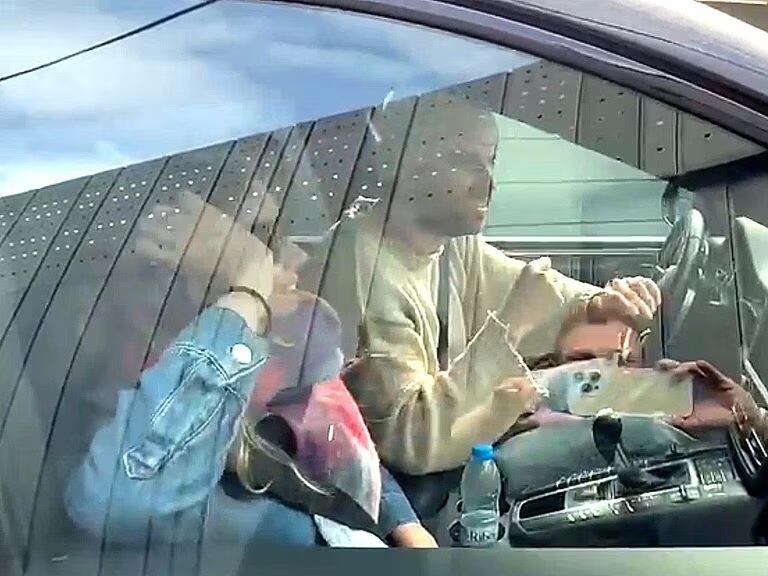 Clara Chía y Gerard Piqué llegando a la vivienda de Joan Piqué y Montserrat Bernabéu (Foto: Europa Press)
