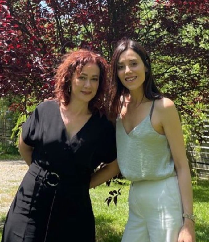 La actriz Bennu Yıldırımlar junto a Cansu Dere, protagonista de la telenovela "Infiel" (Foto: Bennu Yıldırımlar / Instagram)