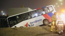 ¡Terminó en una zanja! Bus de AeroDirecto se despista en ingreso al aeropuerto Jorge Chávez y causa caos vehicular