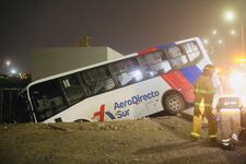 ¡Terminó en una zanja! Bus de AeroDirecto se despista en ingreso al aeropuerto Jorge Chávez y causa caos vehicular