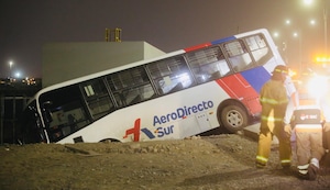 ¡Terminó en una zanja! Bus de AeroDirecto se despista en ingreso al aeropuerto Jorge Chávez y causa caos vehicular