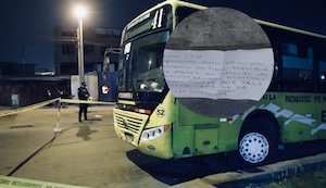 ¡Balean bus de la Línea 41 en Villa El Salvador! Conductor se salvó y sicarios dejaron amenaza: “Chofer que sale, se va”