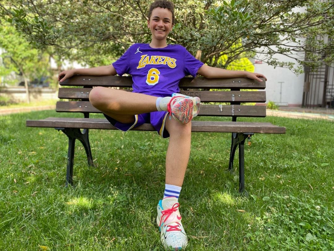 El actor Aybars Kartal Özson disfrutando de un paseo en el parque (Foto: Aybars Kartal Özson/Instagram)