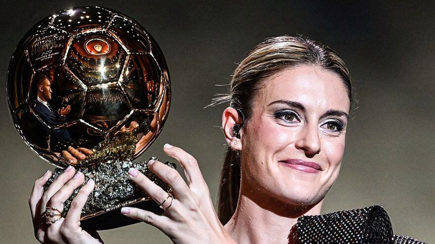 Todos en pie ante la Reina del fútbol: la española Alexia Putellas, Balón de Oro 2021 y 2022. FOTO: AFP.
