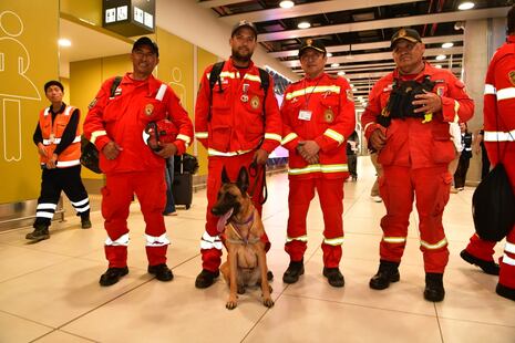 ¡Héroes de regreso! Bomberos peruanos vuelven de Venezuela tras rescatar con vida a una mujer atrapada 86...