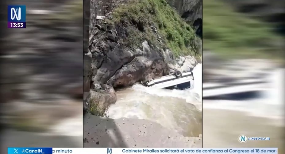 Minivan cae al río tras choque contra camioneta en San Mateo.