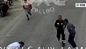 Asalto a banco de La Perla: Ladrones dejaron caer fajo de billetes y transeúntes corrieron a recoger dinero