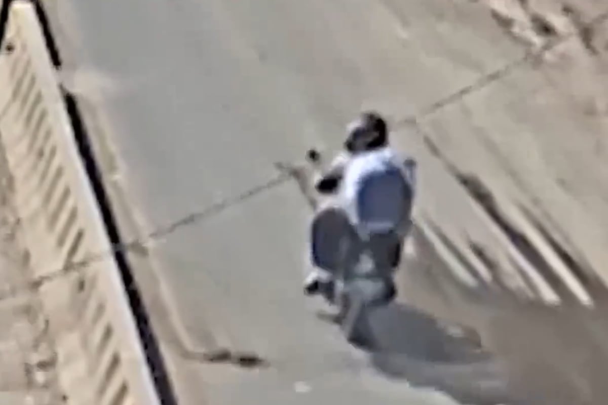 Dos sujetos en motocicleta asesinan a dirigenta de olla común en San Juan de Miraflores. (Foto: Captura / América Noticias)