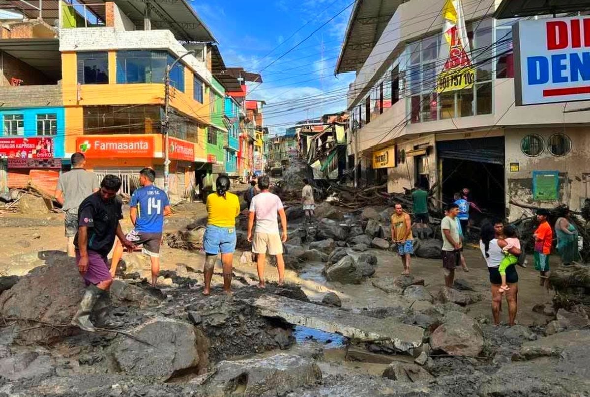 Varios vehículos quedaron bajo las piedas y lodo. Foto: Con FE Ayacucho