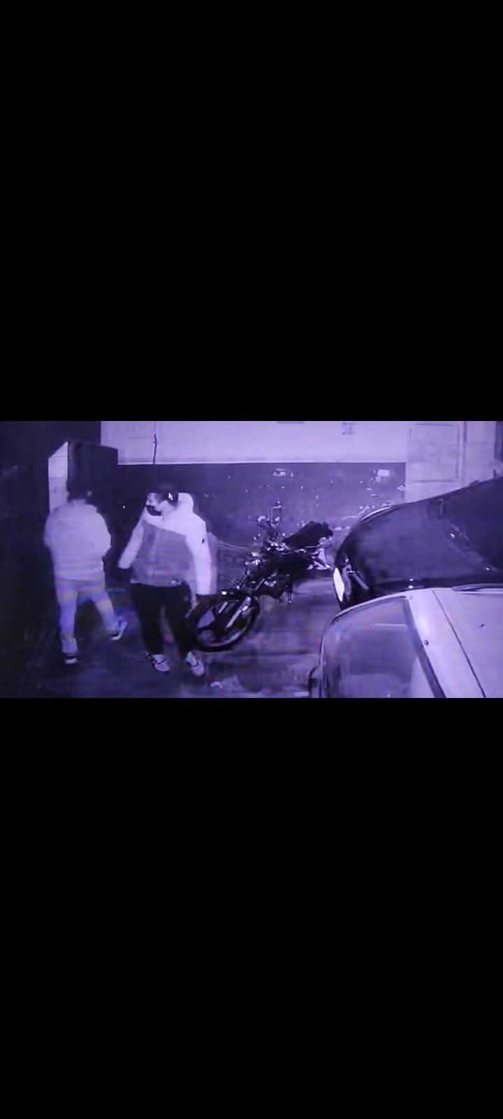 Cámara de vigilancia grabó a rateros al entrar y escapar.