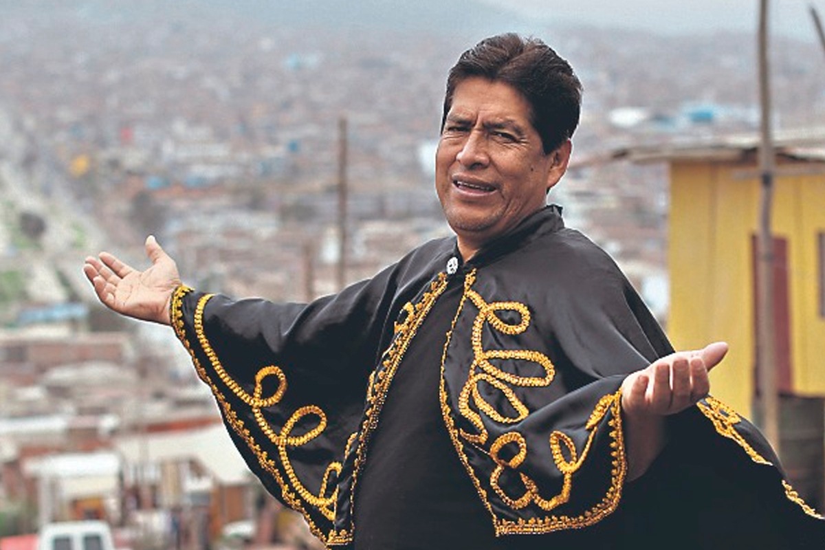 'Juan Gabriel' canta en los cerros. Foto: Trome.