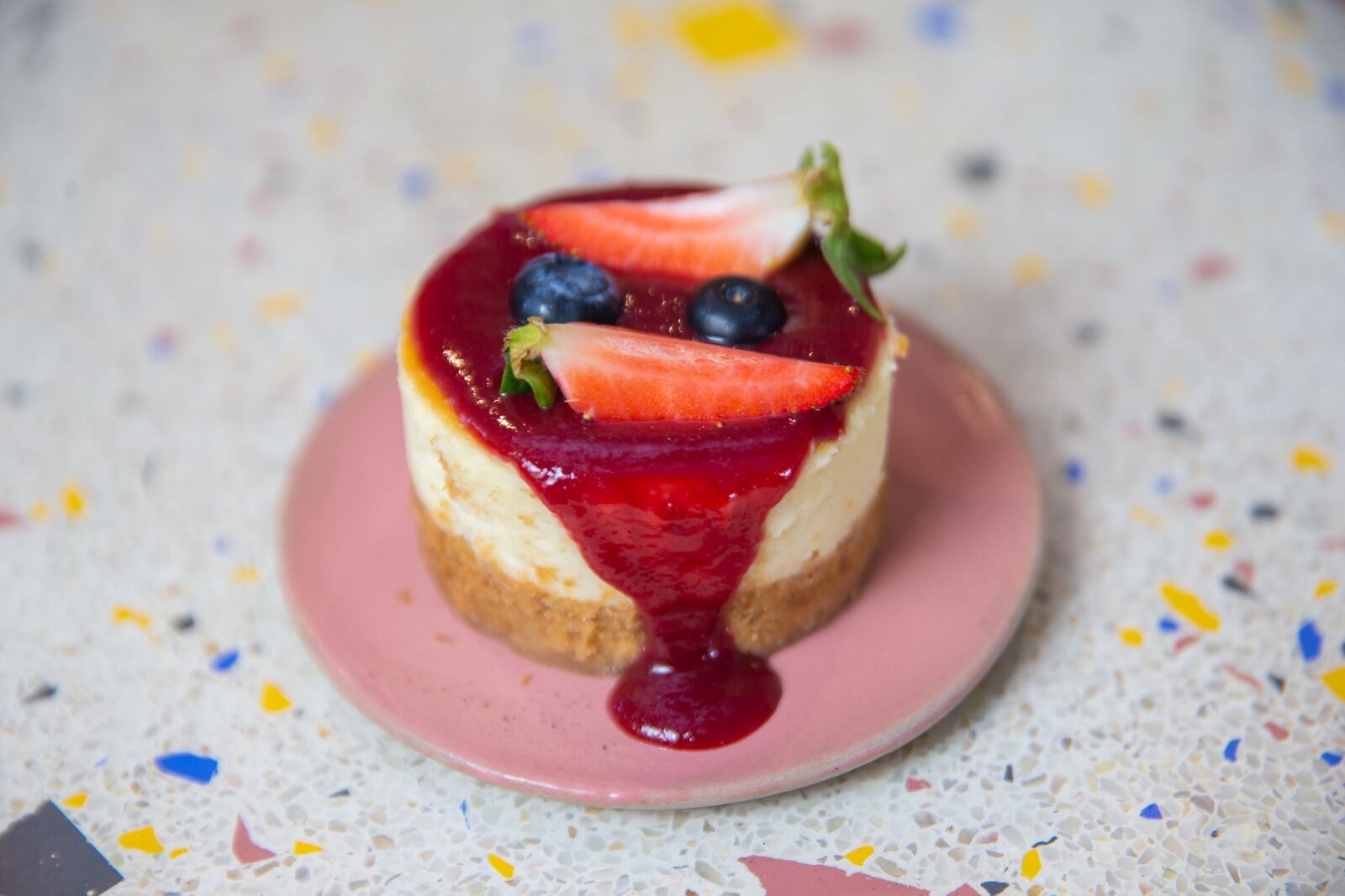 Gabriella revisa al detalle todo el proceso de producción para tener postres exquisitos. Foto: Allergino Quintana.