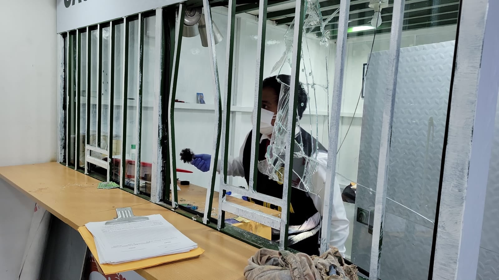 Delincuentes hicieron un forado por un restaurante y robaron enseres y más de 300 mil soles de una casa de cambios y local de reparación de computadoras. (foto: Mónica Rochabrum/Trome)