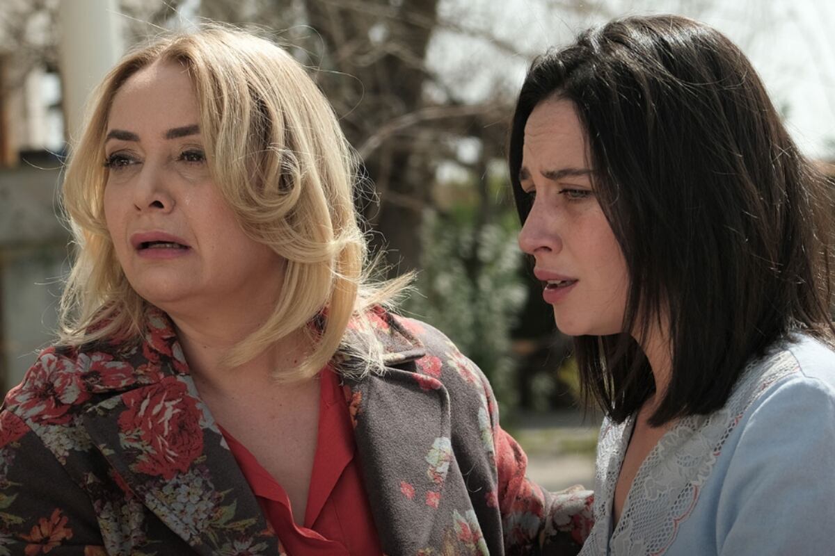 Betül y su madre Sermin llorando por las desgracias que las persiguen (Foto: Tims & B Productions)