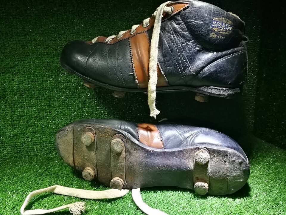 Hincha peruano tiene en su colección botines de fútbol de los años 1940.
