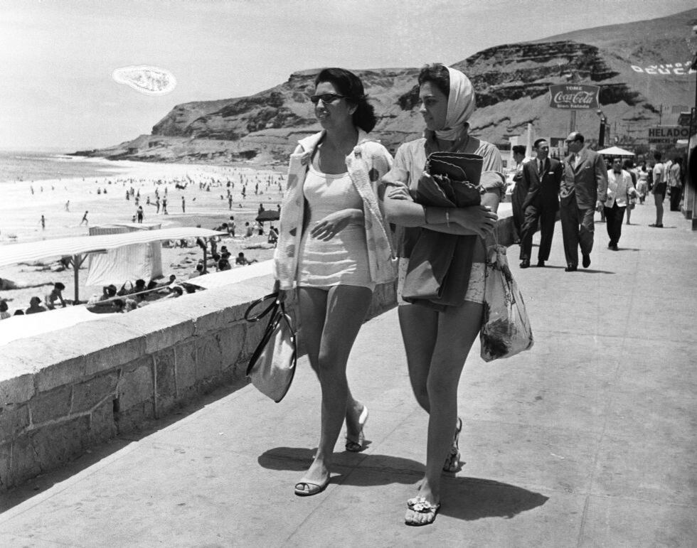 Bellas damas paseando por el malecón de La Herradura en 1960 (Archivo El Comercio)