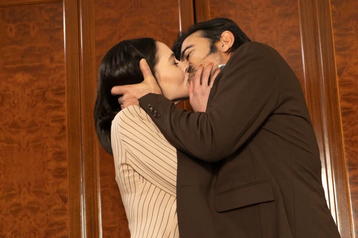 Betül y Abdülkadir en un beso apasionado (Foto: Tims & B Productions)
