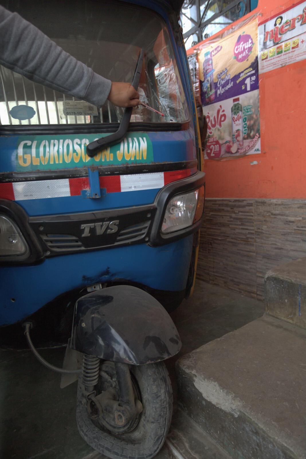 Aparte de las lunas, las llantas también terminaron reventadas por los balazos. | Fotos: Andrés Paredes