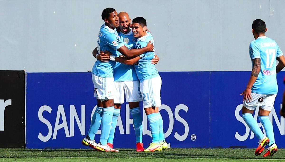Irven Ávila y Marcos Riquelme festejan el triunfo parcial en el Estadio Nacional (Foto: GEC)