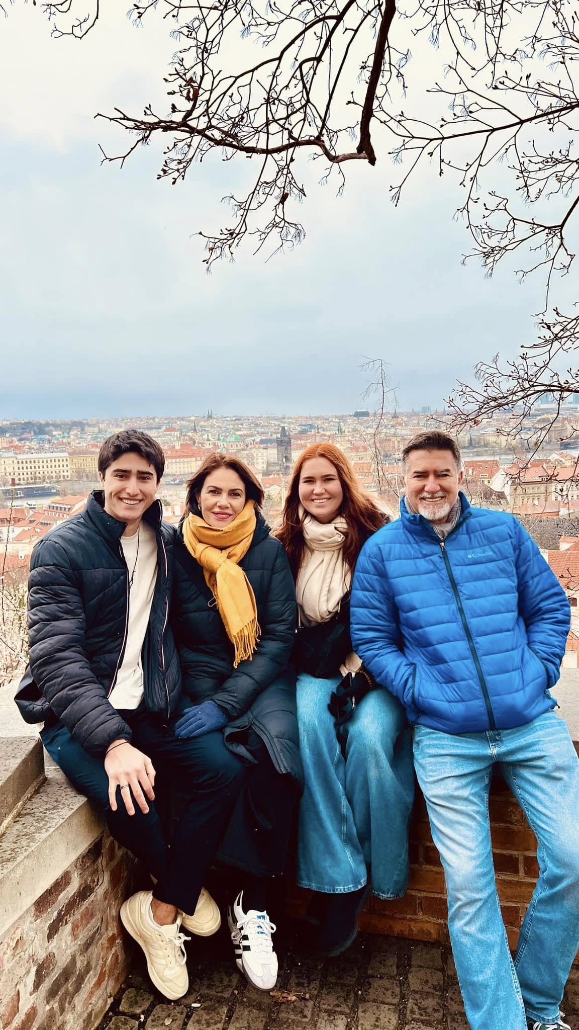 Almendra junto a su esposo y dos hijos. Foto: Facebook Almendra.