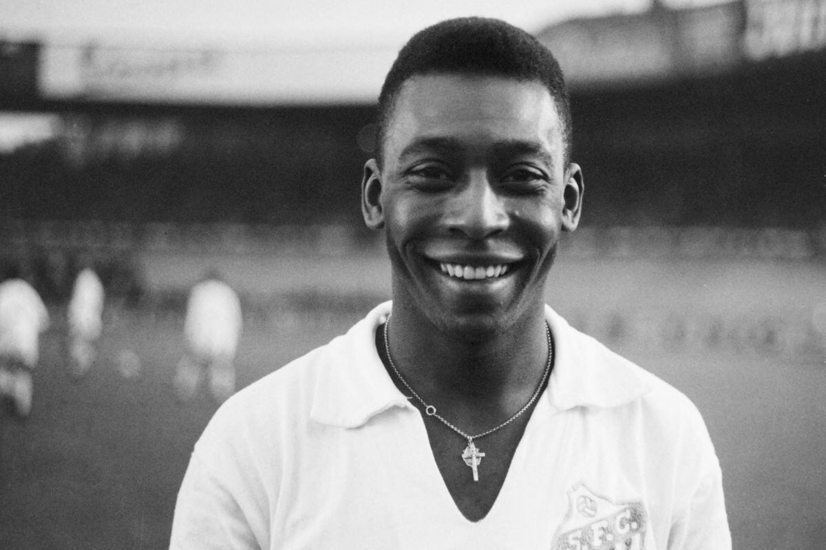 El delantero brasileño Pelé, con la camiseta del Santos, sonríe antes de jugar un partido amistoso de fútbol con su club contra el club francés de "Racing" (Foto: AFP)