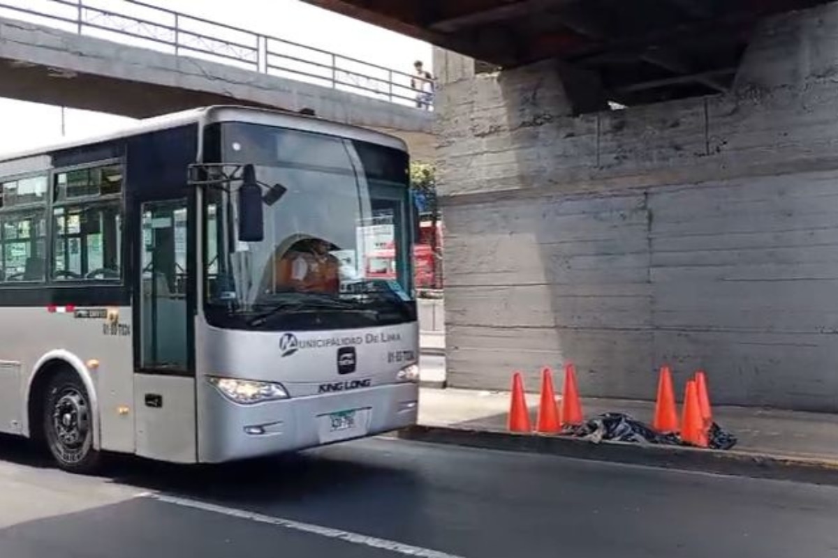 Mujer cae de puente y es arrollada por Metropolitano en el Cercado de Lima