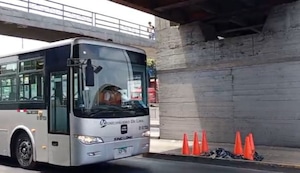 Cercado de Lima: Mujer cae de puente peatonal y es arrollada por bus del Metropolitano