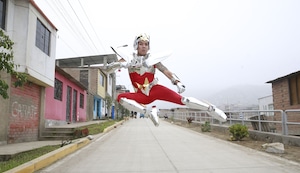 ¡El ‘Caballero de Adobe’ conquista TikTok con pico, pala y mucho corazón!