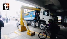 ¡No calculó la altura! Camión queda atascado bajo puente de la avenida Brasil y desata gran congestión vehicular